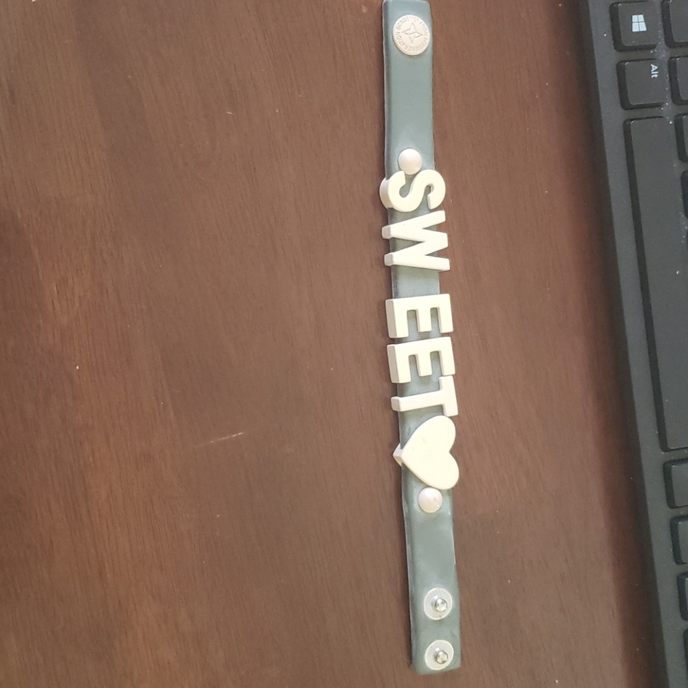 Bcbgeneration sweet love bracelet